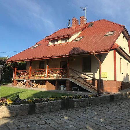 Willa W Ogrodzie Sandoměř Exteriér fotografie